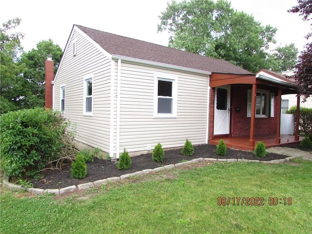 2 Leffingwell Pl, New Rochelle, NY 10801 - view of front of house with a front lawn, a porch, and roof with shingles