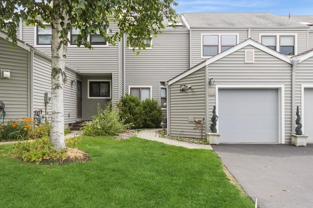 175 Horseshoe Cir, Ossining, NY 10562 - view of property featuring a front yard and asphalt driveway