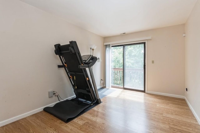 175 Horseshoe Cir, Ossining, NY 10562 - workout room featuring light wood finished floors and baseboards