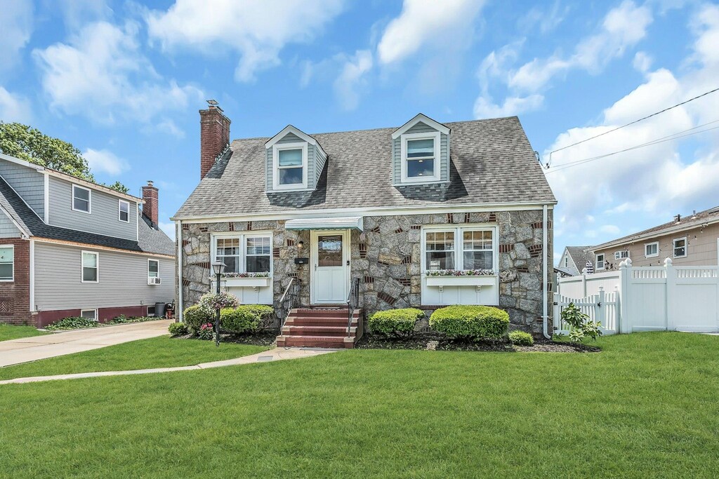 535 S 1st St, Lindenhurst, NY 11757 - photo 1