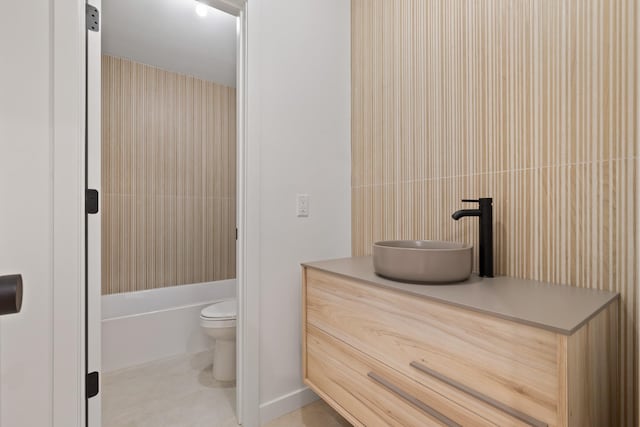 15 Gilda Ct, Spring Valley, NY 10977 - bathroom with vanity, a bathtub, and tile walls