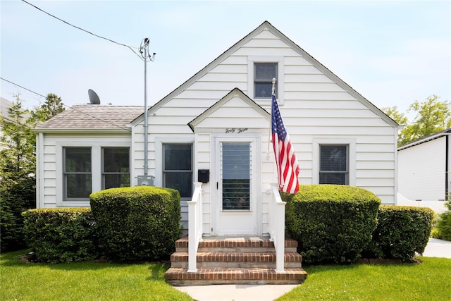 43 Washington Ave, Greenport, NY 11944 - view of front of property with a front yard