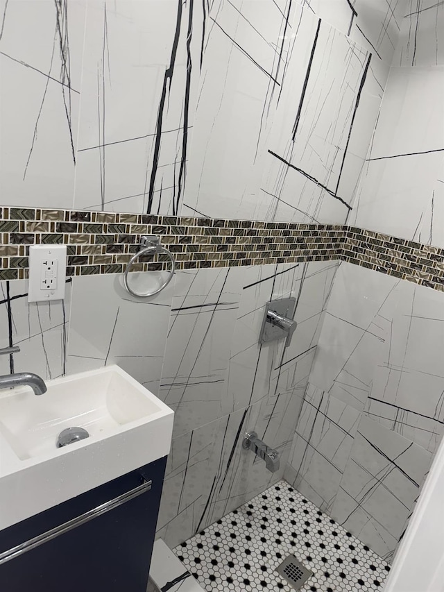 4642 Murdock Ave, Bronx, NY 10466 - full bathroom featuring tiled shower and vanity