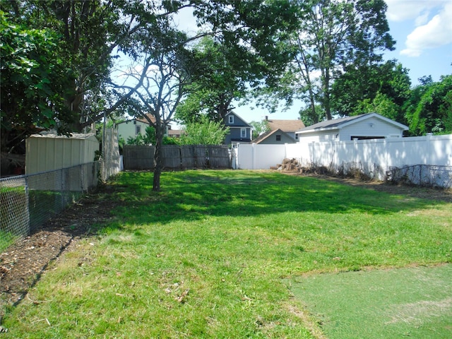 33 Thorne Ave, Hempstead, NY 11550 - view of fenced backyard
