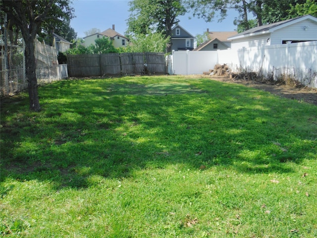 33 Thorne Ave, Hempstead, NY 11550 - view of fenced backyard