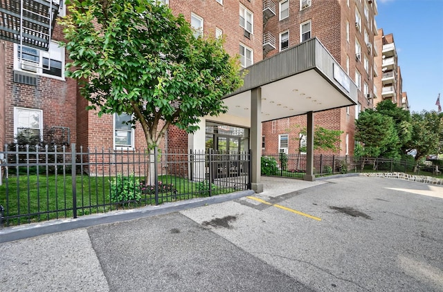 355 Bronx River Rd Unit 4B, Yonkers, NY 10704 - view of property featuring uncovered parking