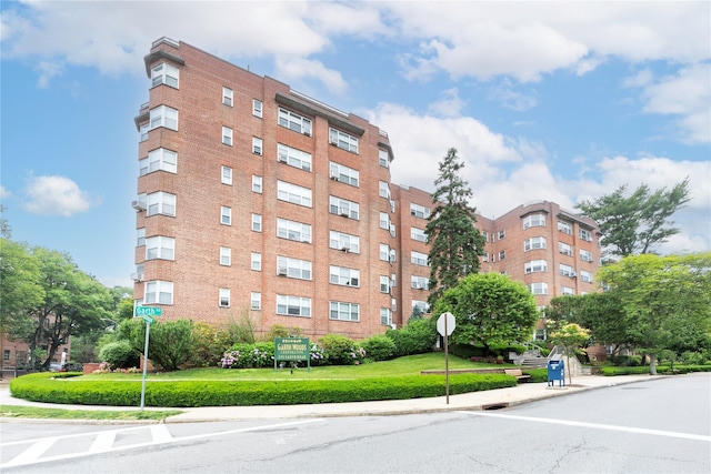 235 Garth Rd Unit B-3E, Scarsdale, NY 10583 - photo 3