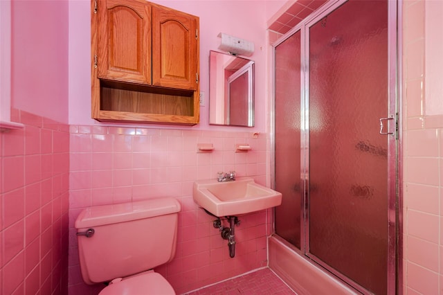 615 E Olive St, Long Beach, NY 11561 - bathroom with enclosed tub / shower combo, tile walls, and wainscoting