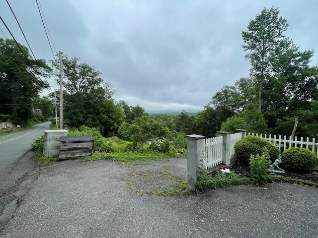 126 Tanglewylde Rd, Lake Peekskill, NY 10579 - view of street