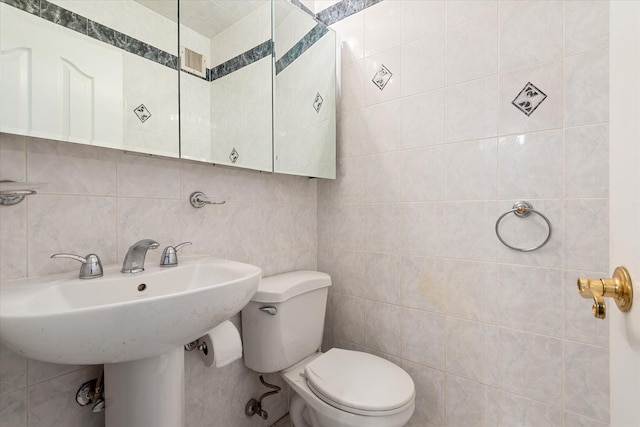 2928 W 5th St Unit 10P, Brooklyn, NY 11224 - bathroom featuring tile walls