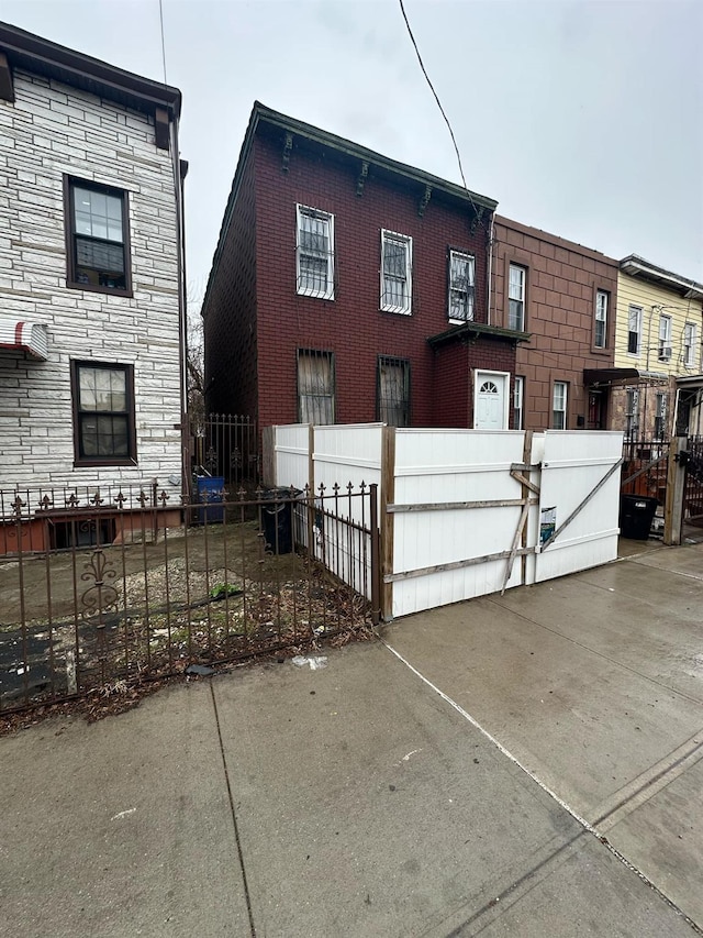 303 Hendrix St, Brooklyn, NY 11207 - view of front of home featuring a fenced front yard