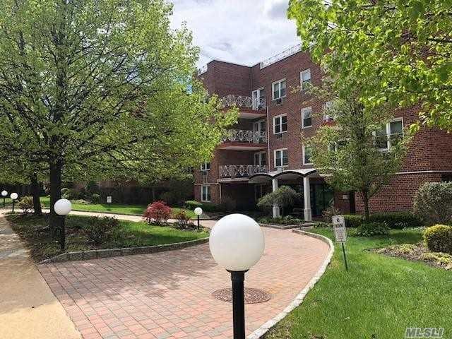 20 Chapel Pl Unit 1H, Great Neck, NY 11021 - view of community with a lawn