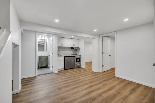 189 Jacob St, Elmont, NY 11003 - indoor wet bar with high end stove, light wood-type flooring, under cabinet range hood, dishwashing machine, and recessed lighting