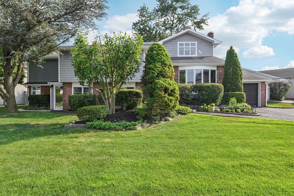 1318 Milanna Ln, Wantagh, NY 11793 - photo 1
