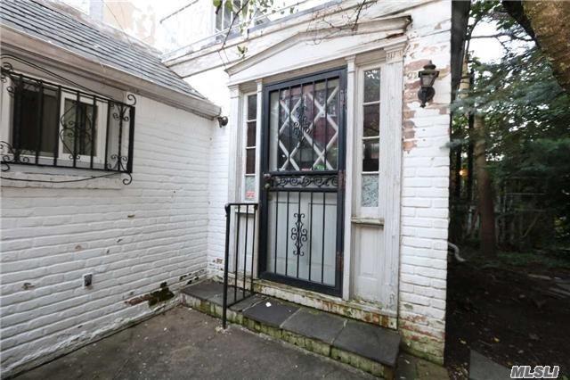 85-24 Eton St, Jamaica Estates, NY 11432 - property entrance