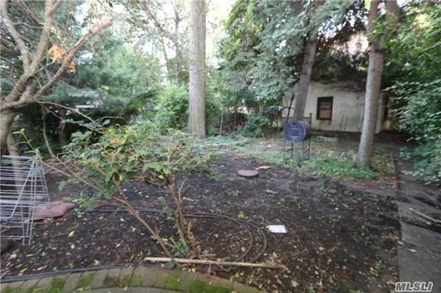 85-24 Eton St, Jamaica Estates, NY 11432 - view of yard