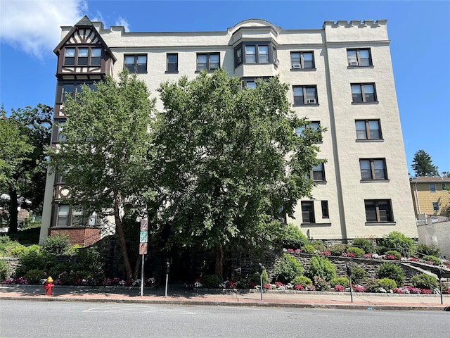 56 Pondfield Rd W Unit 4A, Bronxville, NY 10708 - view of building exterior