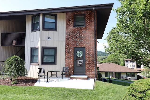18 Hastings Ct Unit E, Yorktown Heights, NY 10598 - view of front facade featuring a front lawn and brick siding