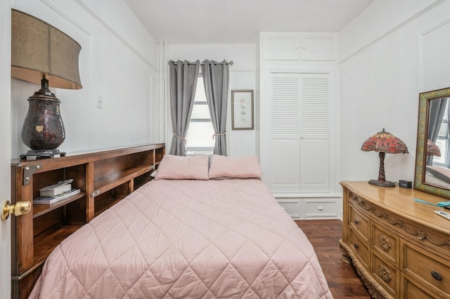 845 Kinsella St, Bronx, NY 10462 - bedroom featuring dark wood-type flooring