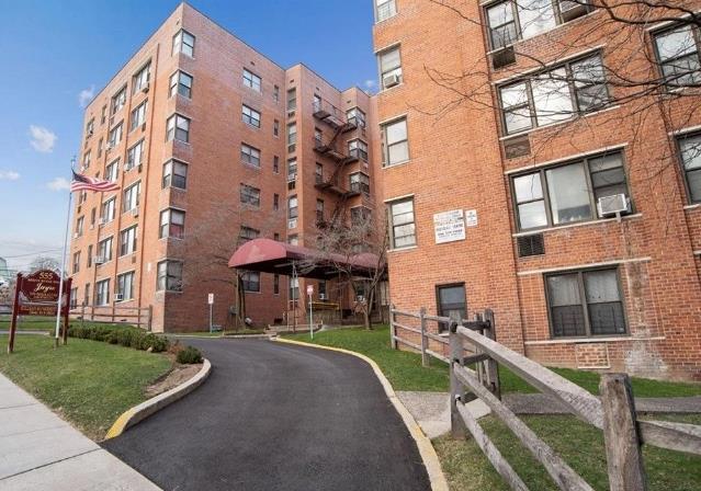 555 Bronx River Rd Unit 2K, Yonkers, NY 10704 - photo 1