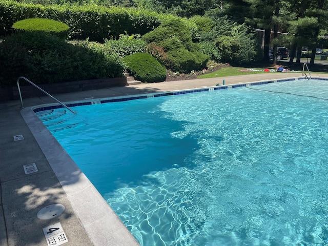 180 Pinewood Dr Unit 11, Hartsdale, NY 10530 - view of community pool