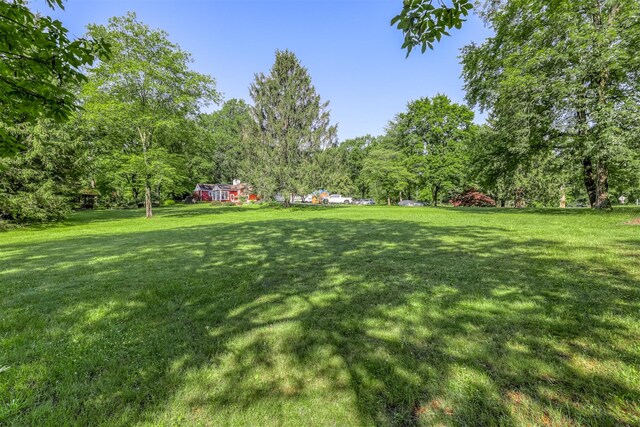 627 Haverstraw Rd, Airmont, NY 10901 - view of green lawn