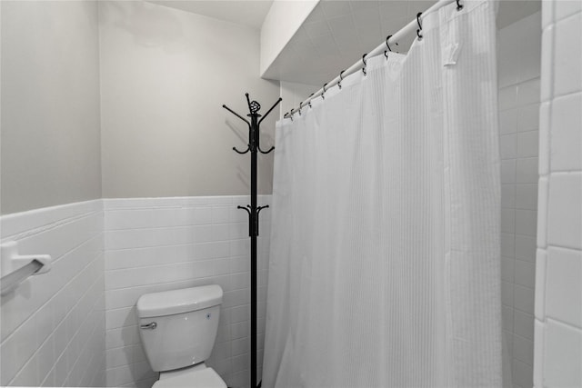 5 Linda Ct, Oyster Bay, NY 11771 - full bath featuring tile walls, wainscoting, and a shower with curtain