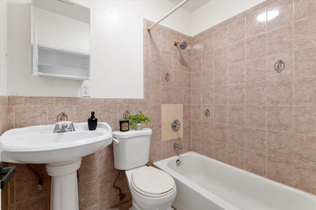 748 Georgia Ave, Brooklyn, NY 11207 - full bath featuring shower / washtub combination, tile walls, and wainscoting
