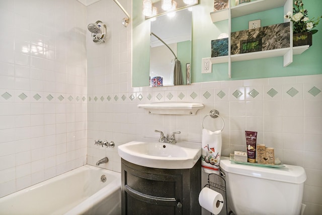 520 Tuckahoe Rd Unit 3B, Yonkers, NY 10710 - full bath featuring shower / bathtub combination with curtain, tile walls, and vanity