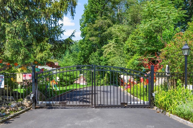 400 Beechmont Dr, New Rochelle, NY 10804 - view of gate