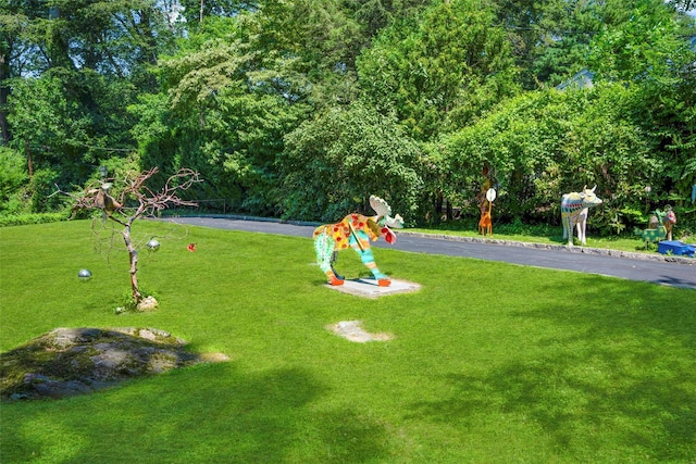400 Beechmont Dr, New Rochelle, NY 10804 - view of home's community with a yard