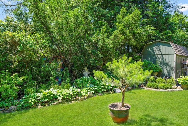 400 Beechmont Dr, New Rochelle, NY 10804 - view of grassy yard featuring a storage shed