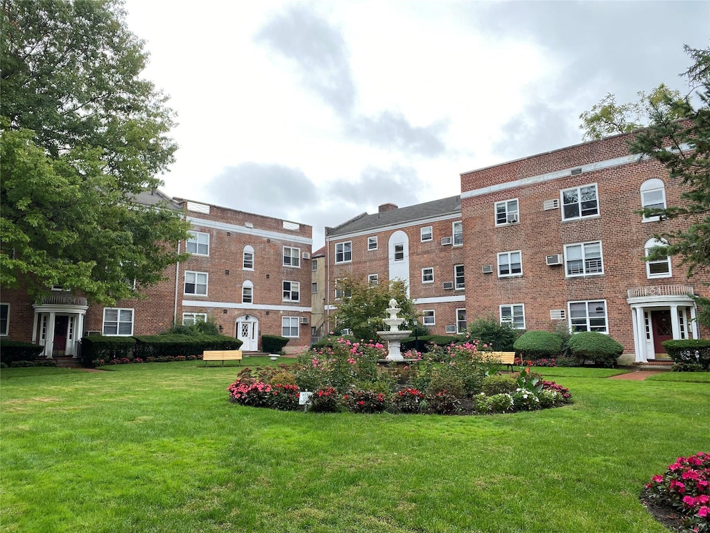 221 Middle Neck Rd Unit H2, Great Neck, NY 11021 - photo 1
