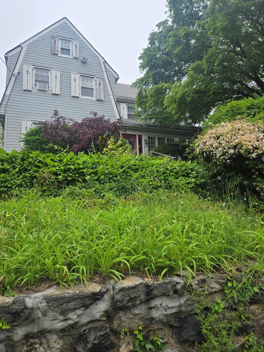 431 E Sidney Ave, Mount Vernon, NY 10553 - view of front of property with a gambrel roof