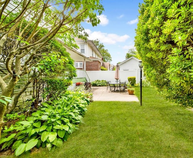 431 E Sidney Ave, Mount Vernon, NY 10553 - view of yard with a patio area