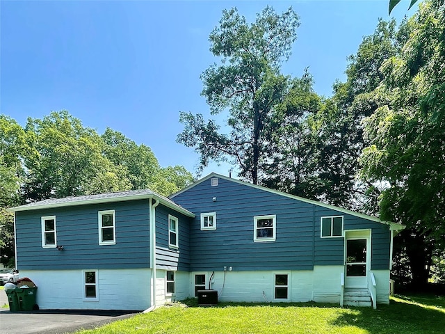 12 Russell Rd, Wappingers Falls, NY 12590 - rear view of house featuring a yard