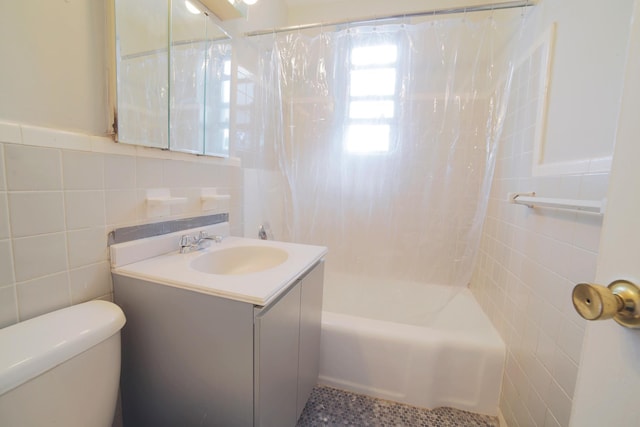 5621 Netherland Ave Unit 5C, Bronx, NY 10471 - full bath featuring tile walls, vanity, and shower / tub combo