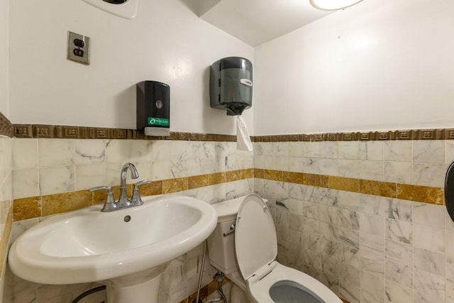 5836 Catalpa Ave, Ridgewood, NY 11385 - bathroom featuring a sink and tile walls