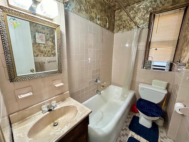 2925 Matthews Ave Unit 5C, Bronx, NY 10467 - full bath featuring tile walls, shower / tub combo with curtain, and vanity