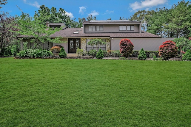 160 Coachman Pl E, Syosset, NY 11791 - view of front of house with roof mounted solar panels, a front lawn, and a shingled roof