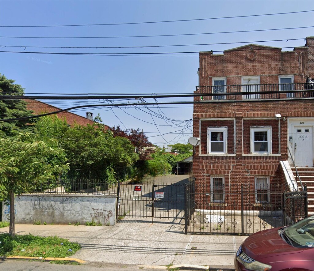 717 E 226th St, Bronx, NY 10466 - photo 1