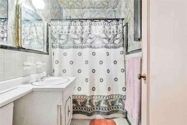 26-20 141st St Unit 2G, Flushing, NY 11354 - bathroom with vanity and curtained shower