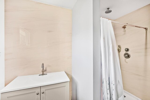 565 Barley Ln, Southold, NY 11971 - bathroom featuring a shower with curtain, vanity, and lofted ceiling