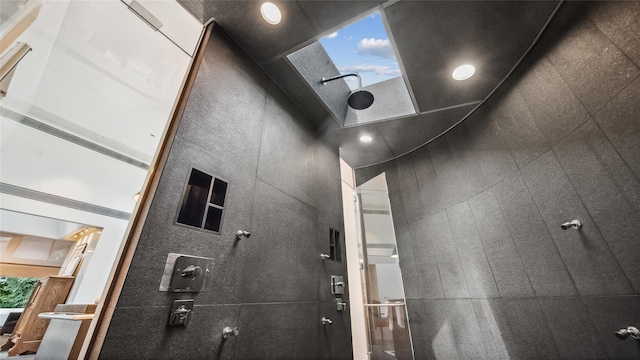 full bath featuring tiled shower and recessed lighting