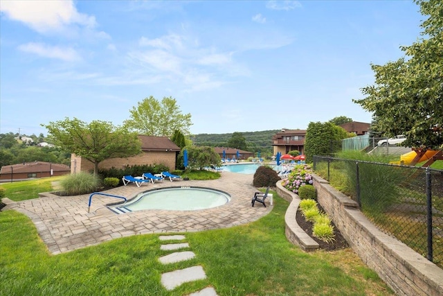 346 Richard Ct, Pomona, NY 10970 - community pool with a jacuzzi and a patio