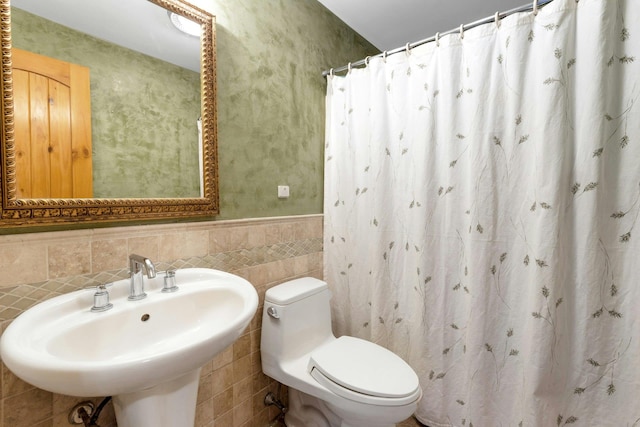 354 Sunset Hill Rd E, Fishkill, NY 12524 - bathroom featuring tile walls, a wainscoted wall, and curtained shower