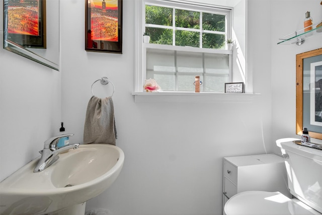 204 Watch Hill Dr, Tarrytown, NY 10591 - half bath featuring a sink and toilet