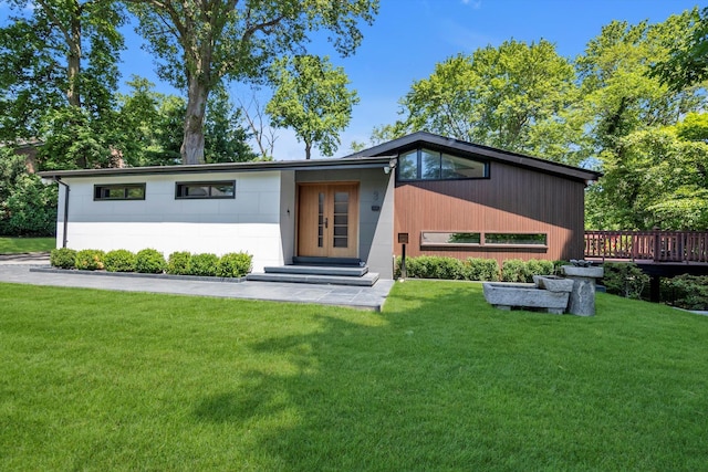3 Horseshoe Ln, Great Neck, NY 11020 - mid-century home featuring a front yard