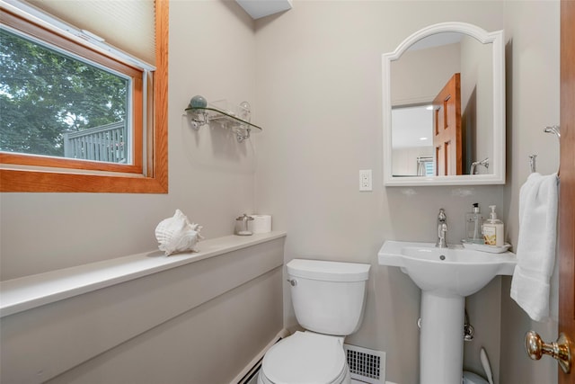 918 Sylvan Ln, Mamaroneck, NY 10543 - half bath with toilet