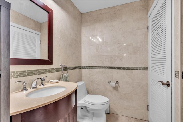 9 Foxwood Dr Unit 4, Pleasantville, NY 10570 - bathroom featuring tile walls, vanity, tile patterned floors, and a closet
